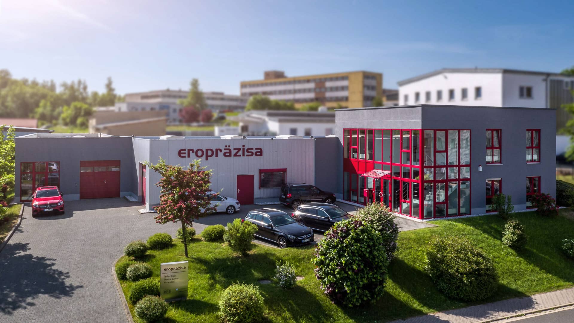 Das moderne Firmengebäudes der eropraezisa GmbH aus der Luft aufgenommen.