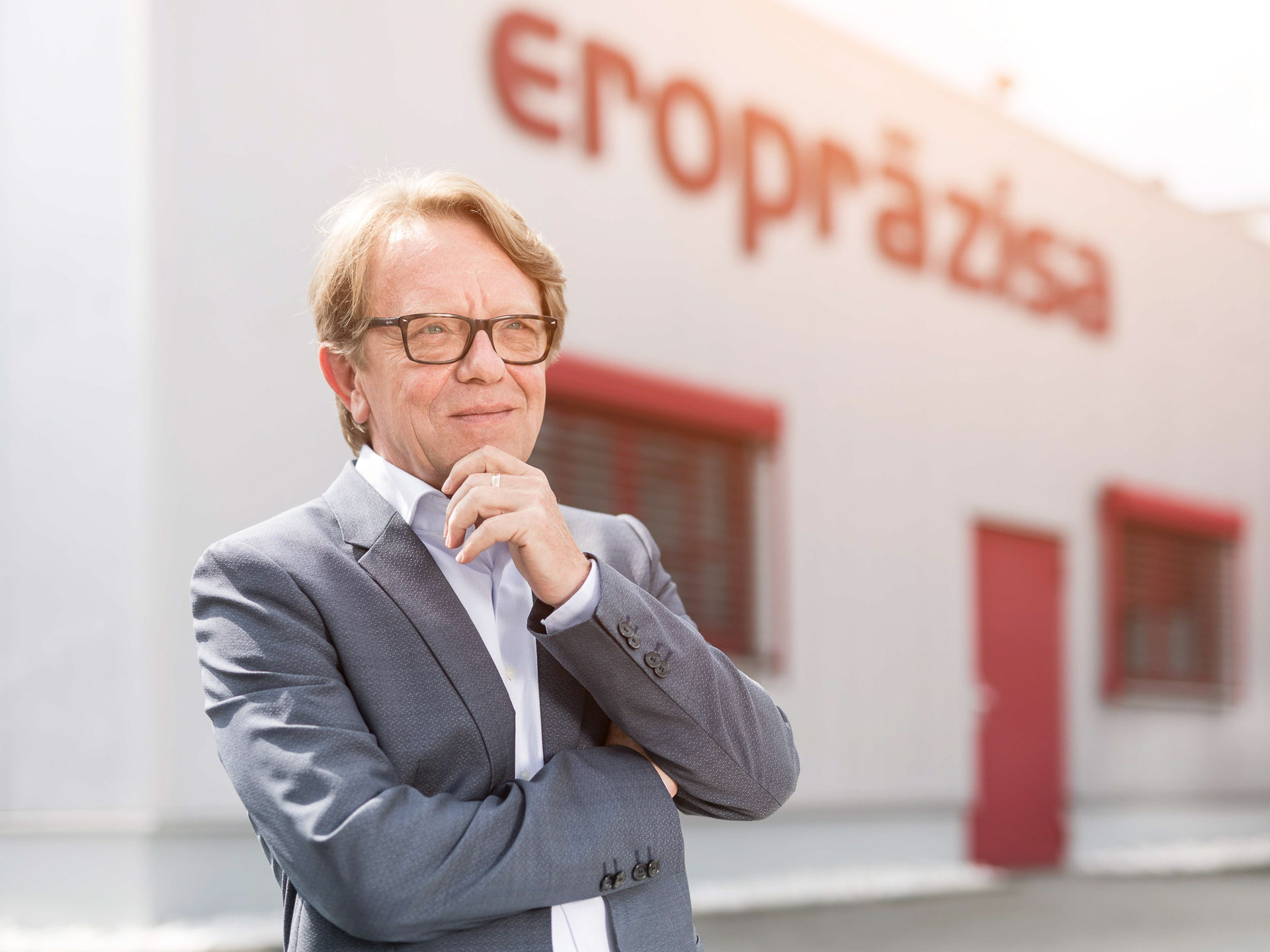 Geschäftsführer Thomas Richter vor dem modernen Firmengebäude der eropräzisa GmbH in Hermsdorf, Thüringen